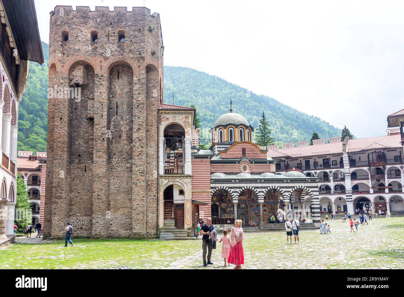 Monastero di Rila del X secolo (Sveti Ivan Rilski) e Torre di Hrelyu, Parco naturale del Monastero di Rila, provincia di Kyustendil, Repubblica di Bulgaria Foto Stock