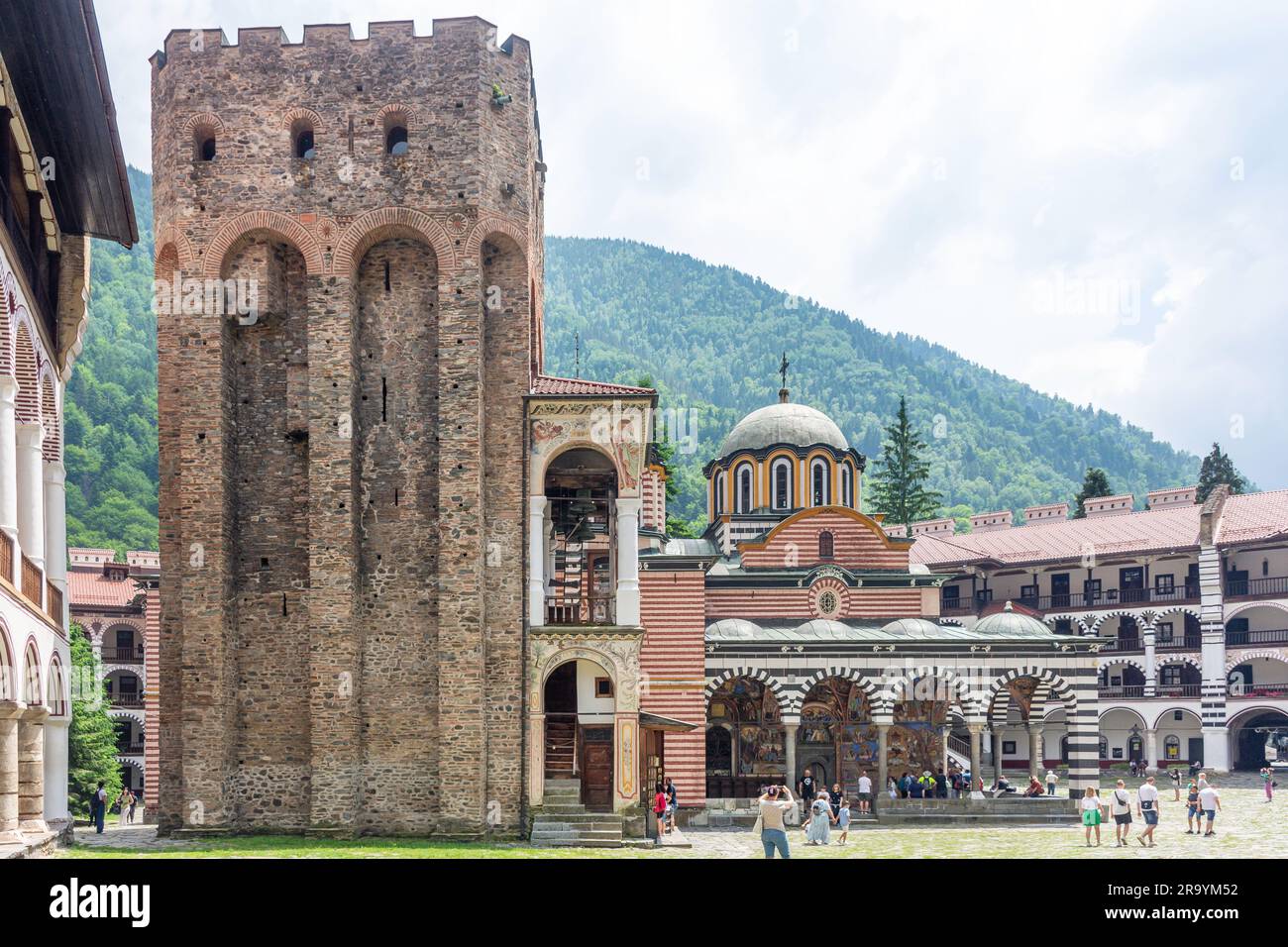 Monastero di Rila del X secolo (Sveti Ivan Rilski) e Torre di Hrelyu, Parco naturale del Monastero di Rila, provincia di Kyustendil, Repubblica di Bulgaria Foto Stock