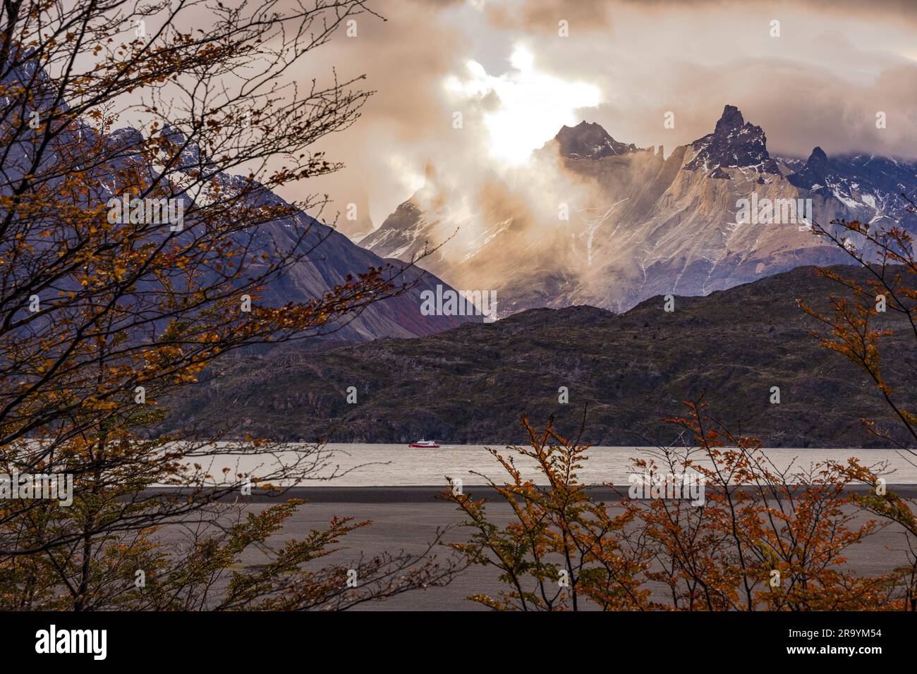 Atmosfera retroilluminata con nuvole e raggi del sole al massiccio di Torres del Paine, Cile, Patagonia Foto Stock
