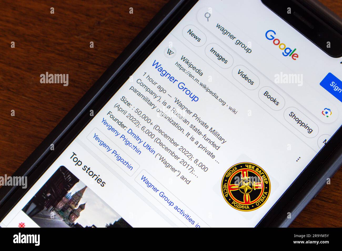 Risultato della ricerca Google di Wagner Group visualizzato su un iPhone. Il Wagner Group è un'organizzazione paramilitare russa finanziata dallo Stato (PMC Wagner) Foto Stock