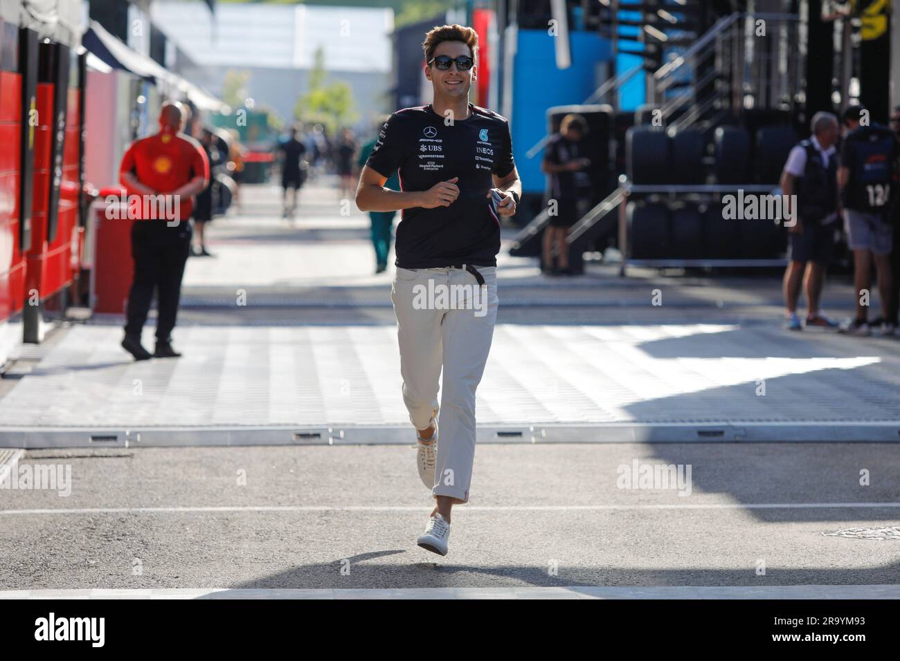 Spielberg, Austria. 29 giugno 2023. Formula 1 Rolex Gran Premio d'Austria al Red Bull Ring, Austria. Nella foto: George Russell (GBR) della Mercedes AMG PETRONAS F1 Team che corre nel paddock © Piotr Zajac/Alamy Live News Foto Stock