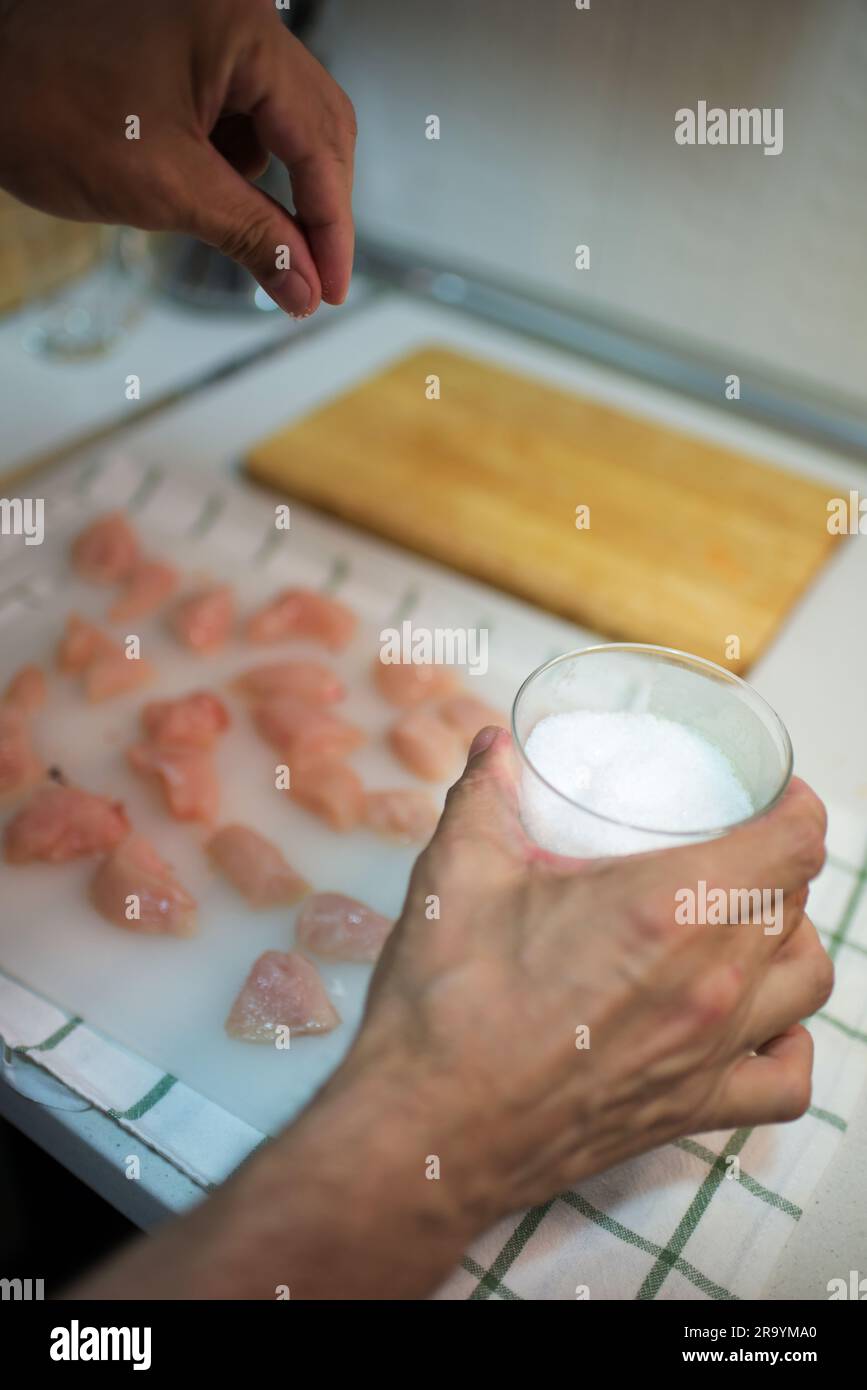 Persona irriconoscibile che salpa pollo a dadini, cucina Foto Stock