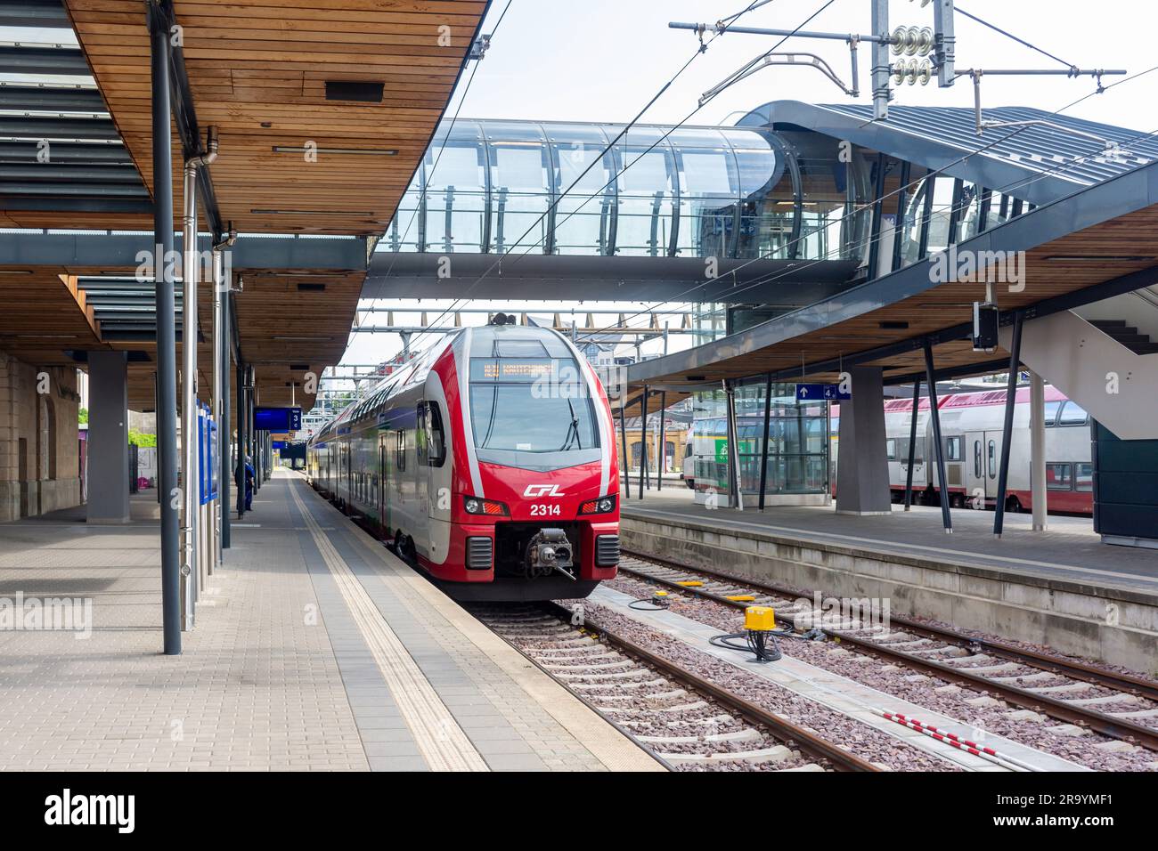 Treno CFL sul binario della stazione ferroviaria di Luxembourg Gare centrale, Gare, Quartier Gare, città di Lussemburgo, Lussemburgo Foto Stock