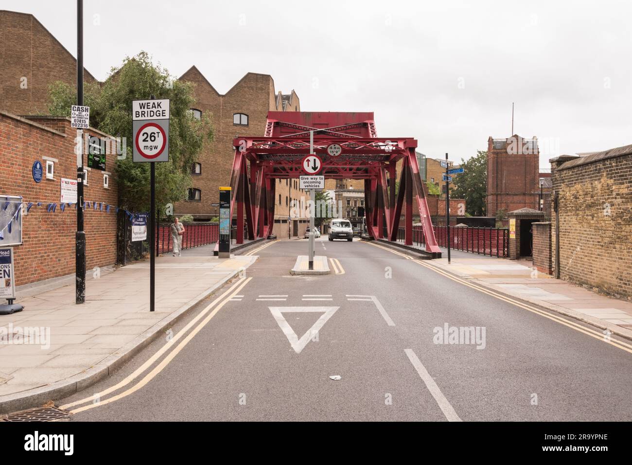 Shadwell Bascule Bridge, Garnet Street, Londra, E1, Inghilterra, REGNO UNITO Foto Stock