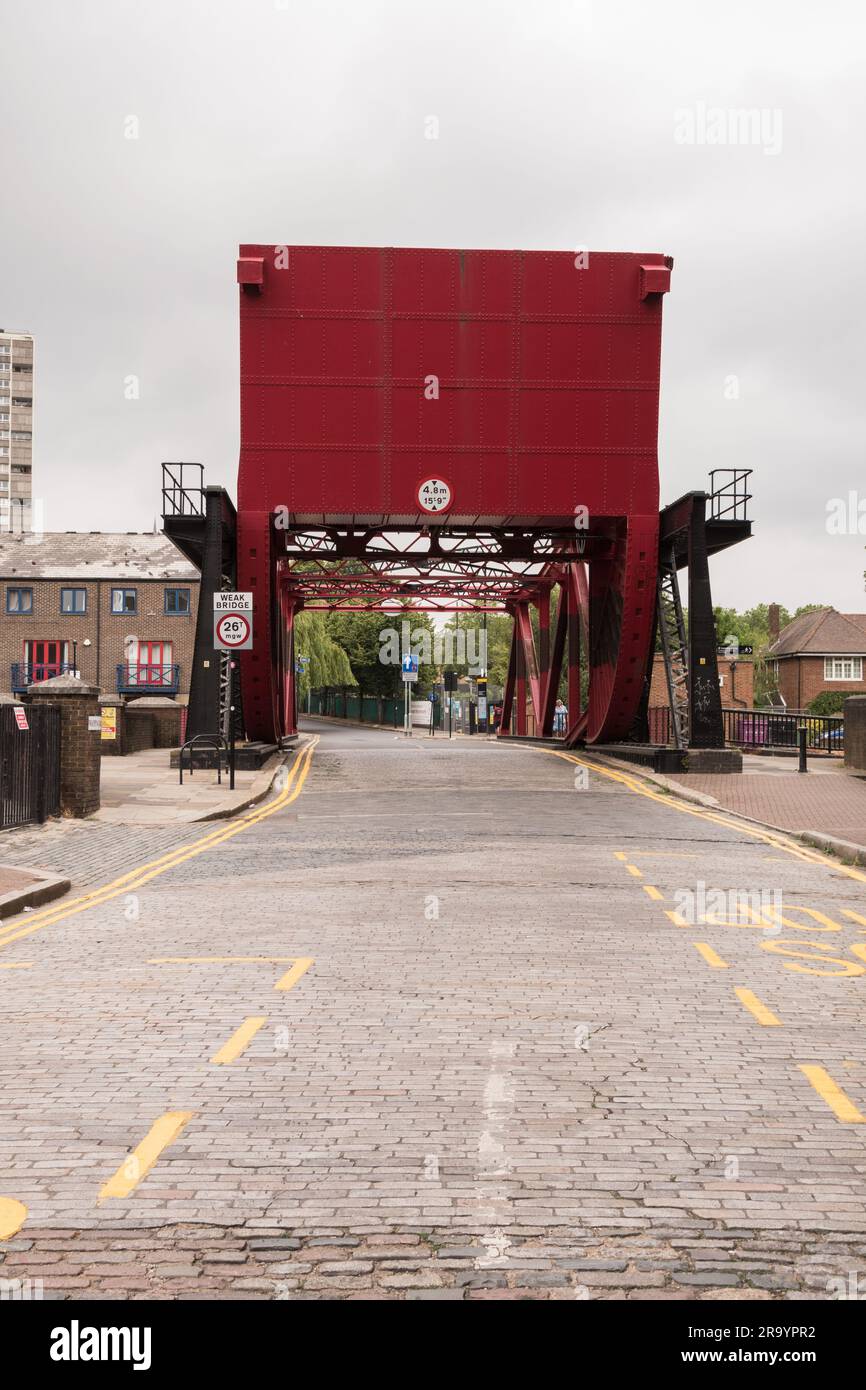 Shadwell Bascule Bridge, Garnet Street, Londra, E1, Inghilterra, REGNO UNITO Foto Stock