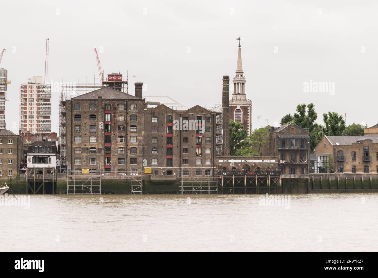 Thames Tunnel Mills e la torre di St Mary the Virgin Church, Rotherhithe, Londra, Inghilterra, Regno Unito Foto Stock