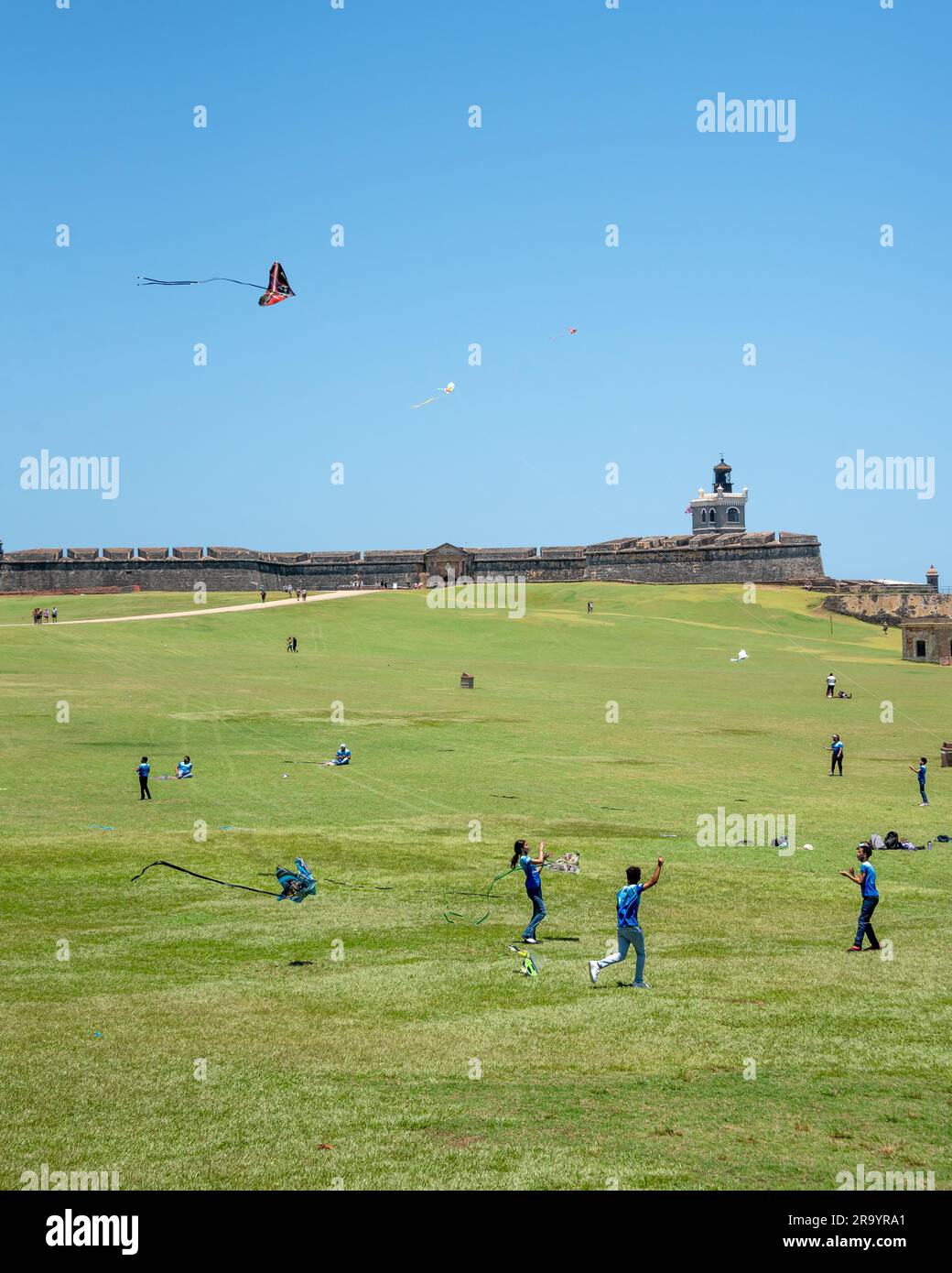 I bambini volano sugli aquiloni erbosi all'esterno di Castillo San Cristóbal, nel quartiere storico di Old San Juan Puerto Rico Foto Stock