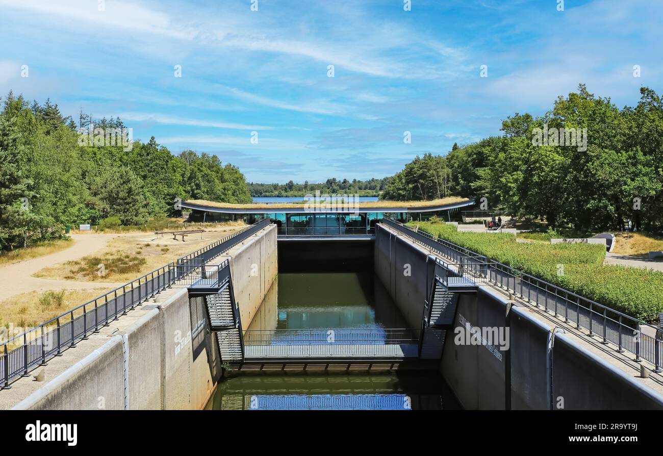 Leukermeer - Reindersmeer, Paesi Bassi - 9 luglio. 2023: Canale d'acqua tra due laghi con cancello di sicurezza e centro visitatori Foto Stock