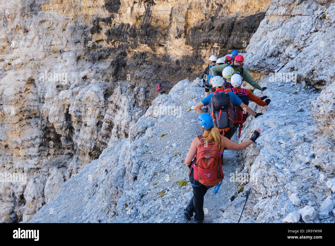La gente aspetta in fila su un affollato percorso di ferrata chiamato Giovanni Lipella, nelle Dolomiti, in Italia, una popolare attrazione turistica durante l'estate. Italia - A Foto Stock