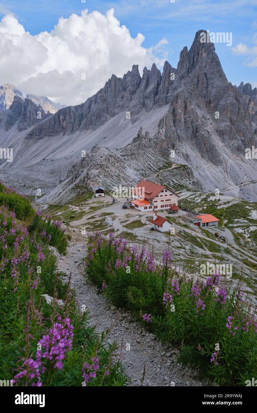 Rifugio Locatelli (Dreizinnenhutte) vicino al monte Paterno (Paternkofel), un punto di riferimento per visite turistiche, escursioni e trekking. Foto Stock