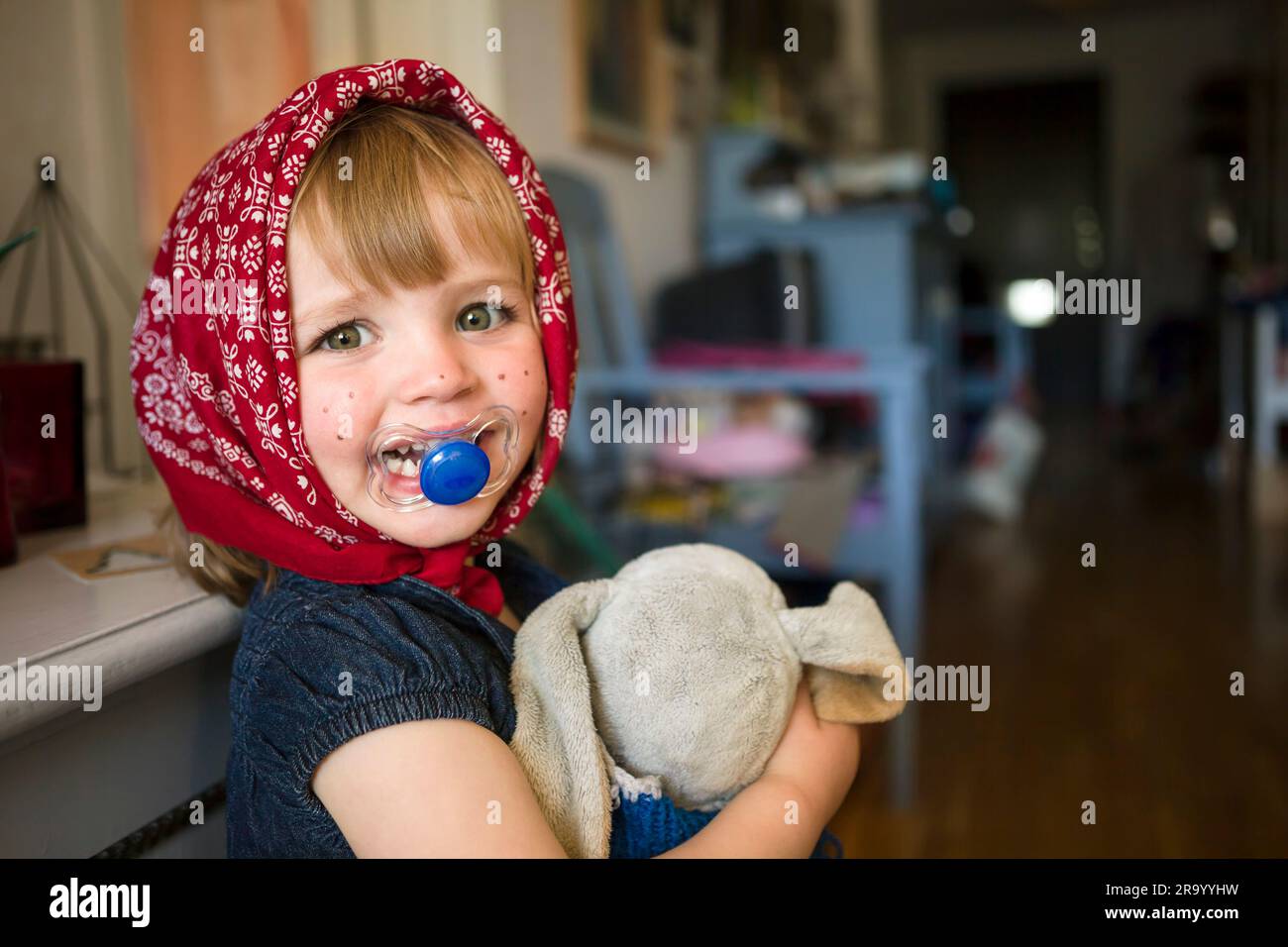 Ragazza svedese vestita come una strega scandinava tradizionale con una sciarpa per la testa e trucco. Foto Stock