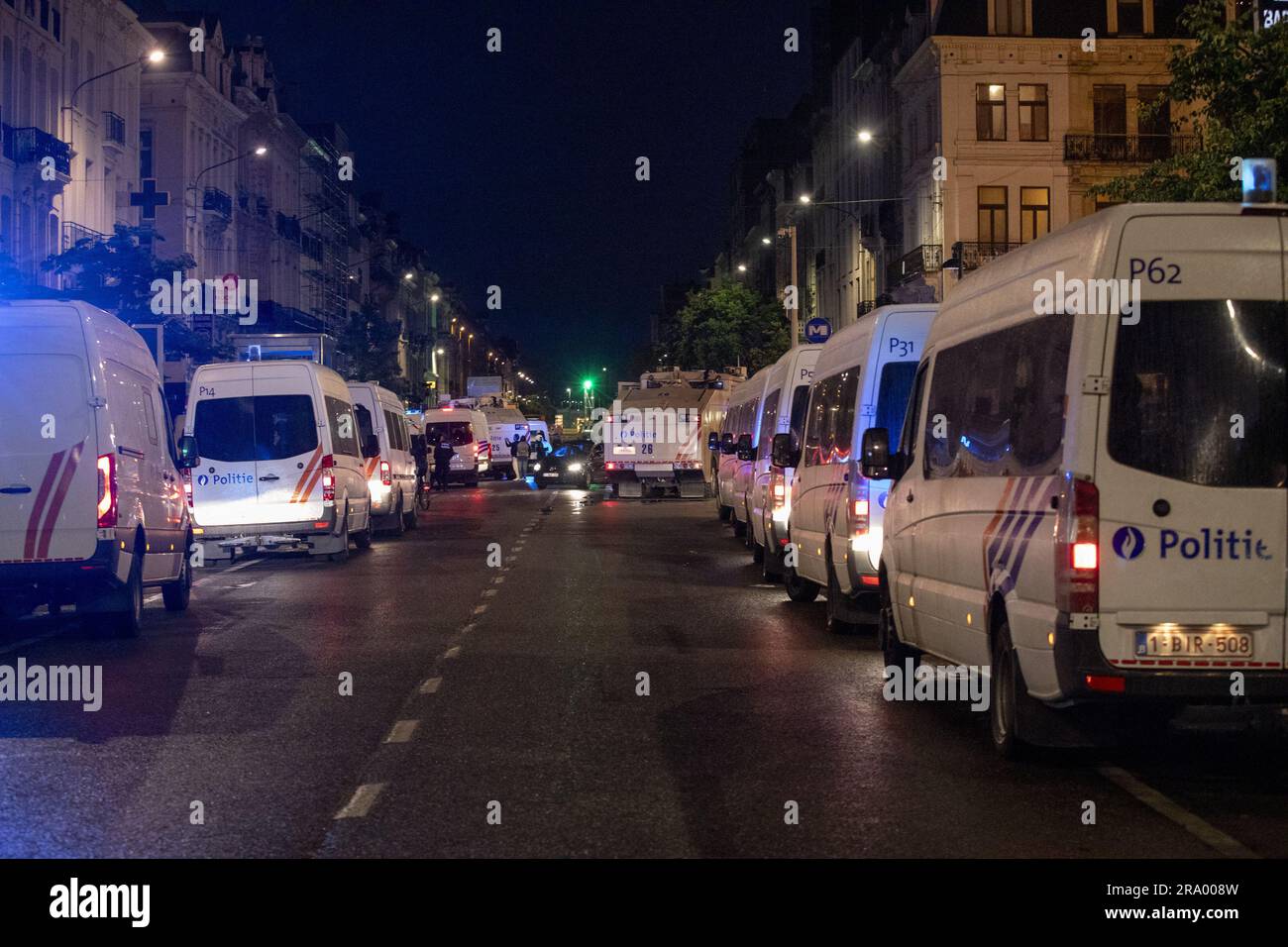 Bruxelles, Belgio. 29 giugno 2023. I furgoni della polizia sono stati avvistati nel sito dei disordini nei pressi di piazza Anneessens a Bruxelles, giovedì 29 giugno 2023. Sono scoppiate rivolte dopo che la gente ha chiesto proteste tramite i social media, per commemorare il diciassettenne Nahel morto dopo essere stato colpito da un agente di polizia a Nanterre, in Francia. BELGA PHOTO HATIM KAGHAT Credit: Belga News Agency/Alamy Live News Foto Stock