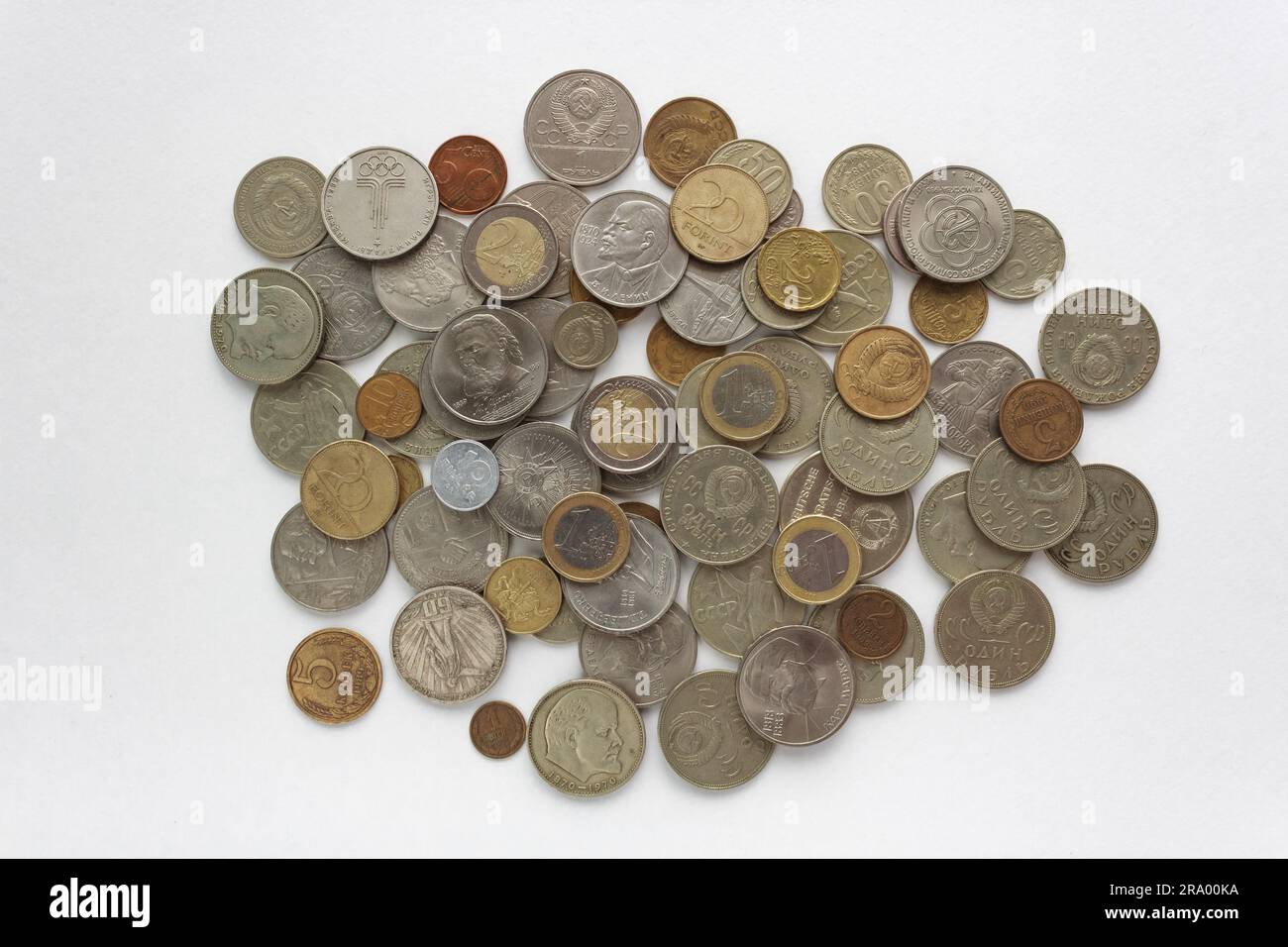 Raccolta di monete provenienti da diversi paesi e tempi su sfondo bianco. Foto Stock