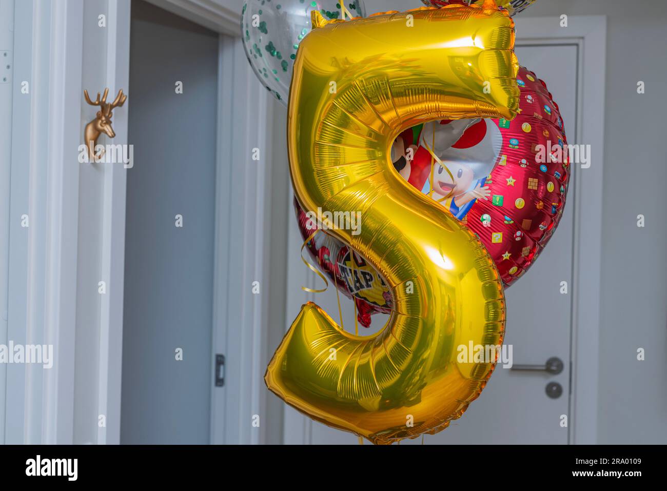 Vista interna dell'appartamento con palloncini gonfiabili. Foto Stock