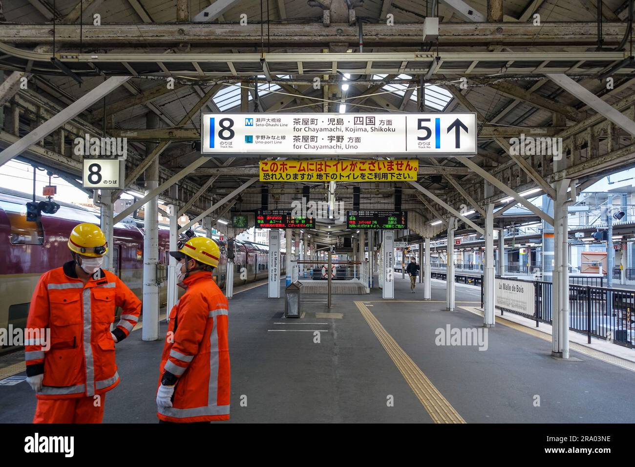 Tecnici ferroviari sulla piattaforma della stazione ferroviaria di Okayama, Giappone Foto Stock