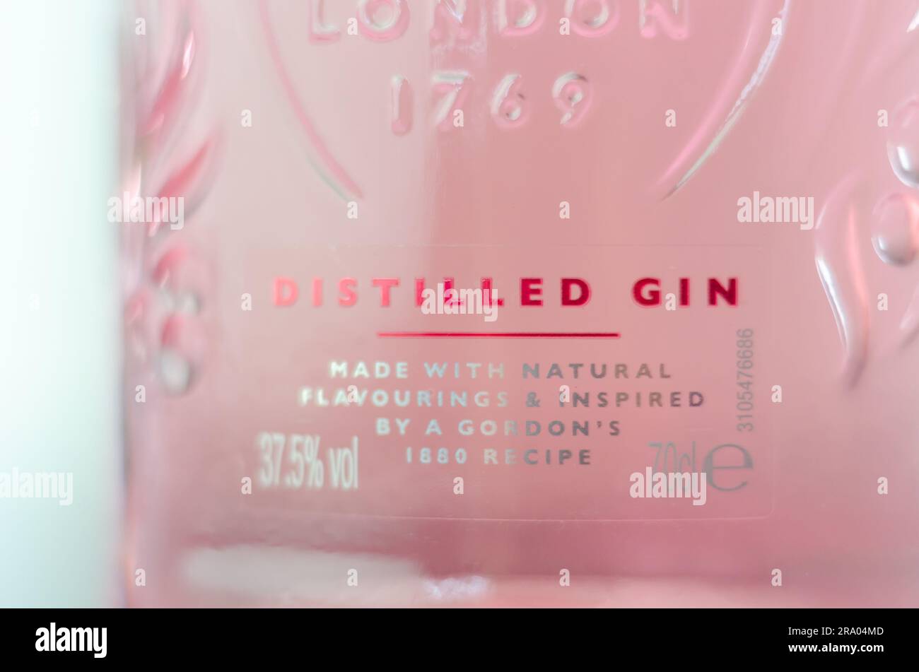 LONDRA, Regno Unito - 21 GIUGNO 2023 Gordon's Pink è una combinazione del gin di Gordon con la dolcezza naturale di lamponi e fragole, con le postazioni Foto Stock