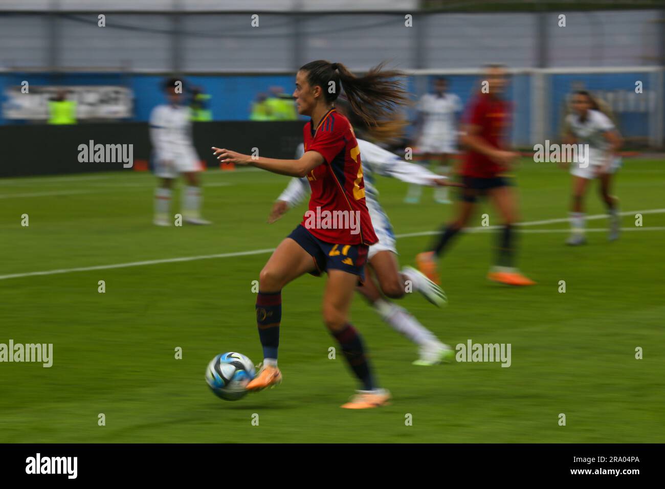 Aviles, Spagna, 30 giugno 2023: La giocatrice spagnola Maria Perez (27) con la palla durante l'amichevole tra Spagna e Panama il 30 giugno 2023, allo stadio Roman Suarez Puerta, ad Aviles, in Spagna. Alberto Brevers / Alamy Live News Foto Stock