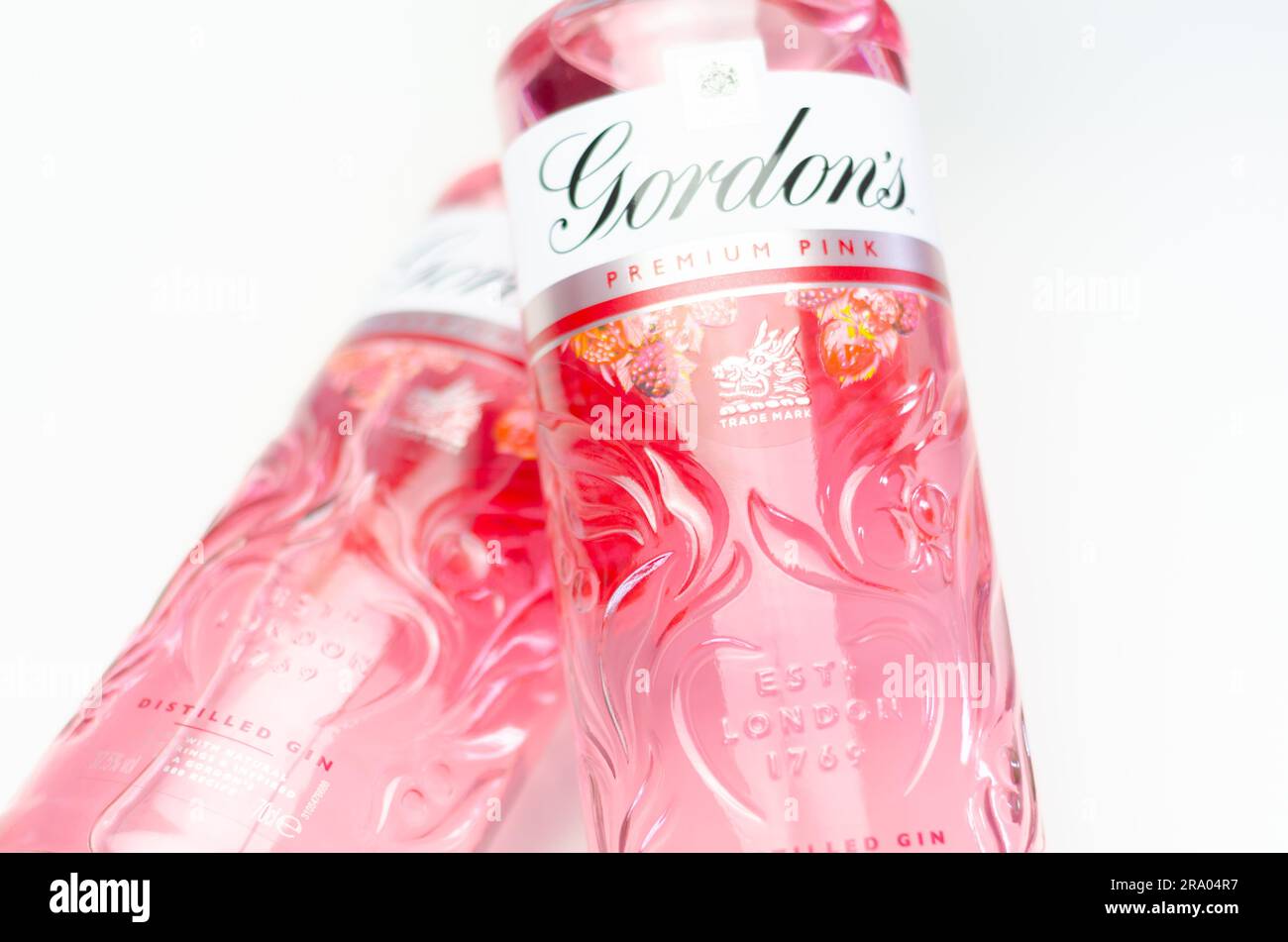 LONDRA, Regno Unito - 21 GIUGNO 2023 Gordon's Pink è una combinazione del gin di Gordon con la dolcezza naturale di lamponi e fragole, con le postazioni Foto Stock