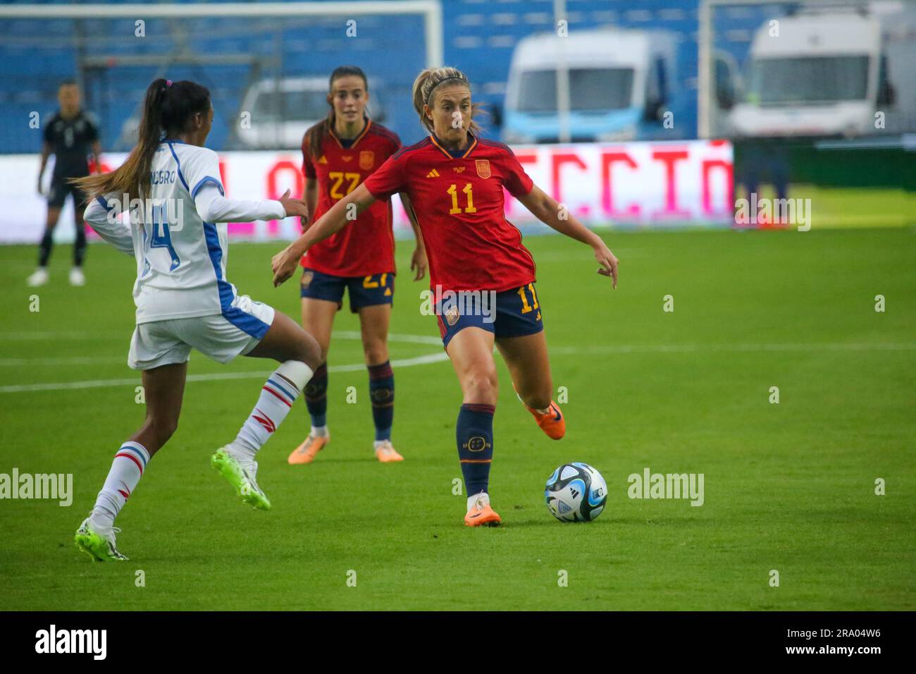 Aviles, Spagna, 30 giugno 2023: La giocatrice spagnola Alexia Putellas (11, R) con la palla contro Carmen Montenegro (14, L) durante l'amichevole tra Spagna e Panama il 30 giugno 2023, all'Estadio Roman Suarez Gate di Aviles, Spagna. Alberto Brevers / Alamy Live News Foto Stock