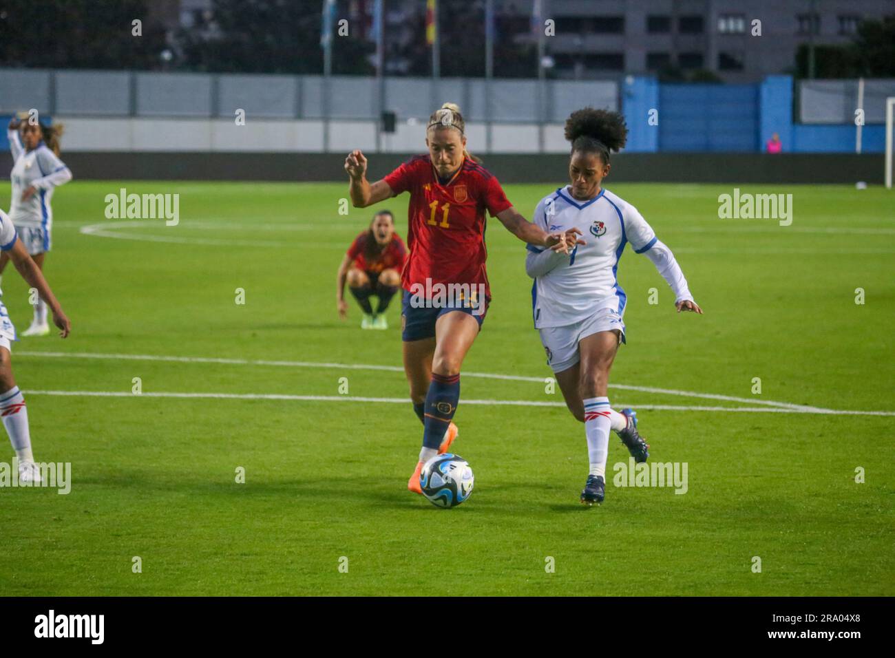 Aviles, Spagna, 30 giugno 2023: La giocatrice spagnola Alexia Putellas (11, L) combatte per la palla contro Karla Riley (9, R) durante l'amichevole tra Spagna e Panama il 30 giugno 2023, all'Estadio Roman Suarez Gate, ad Aviles, in Spagna. Alberto Brevers / Alamy Live News Foto Stock