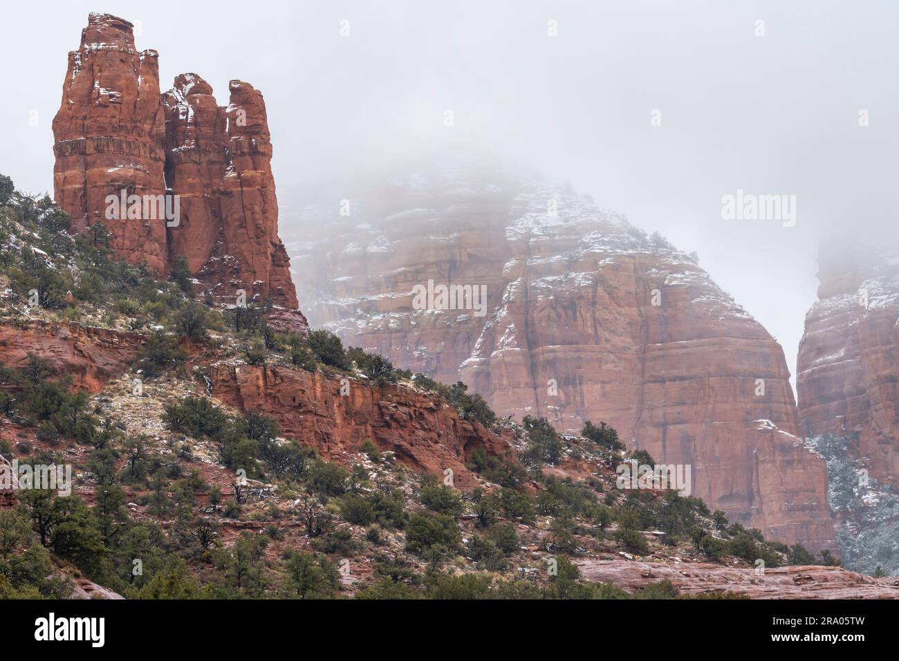 Formazioni di roccia rossa avvolte nella nebbia, vicino a Sedona, Arizona, USA, da Dominique Braud/Dembinsky Photo Assoc Foto Stock