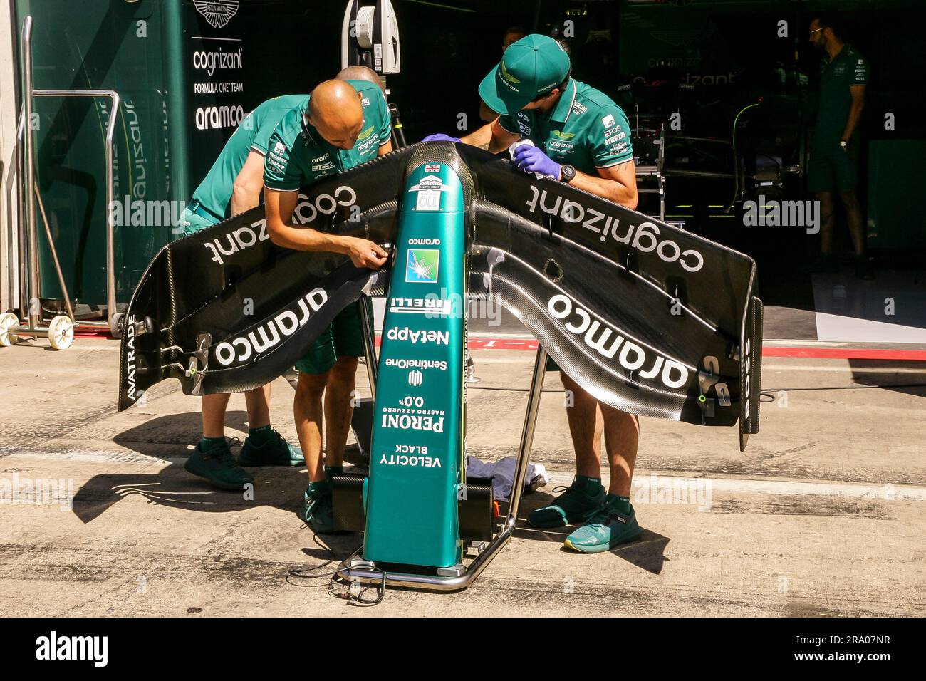 SPIELBERG, Austria. 30 giugno 2023. Aston Martin Formula 1 team, meccanica al lavoro, F1 al Red Bull Ring, Oesterreich Ring, Formula 1, Gran Premio D'AUSTRIA, Grosser Preis von OESTERREICH, GP d'Autriche, Motorsport, Formel1, immagine responsabile, Copyright © Udo STIEFEL/ATP Images (STIEFEL Udo/ATP/SPP) credito: SPP Sport Press Photo. /Alamy Live News Foto Stock