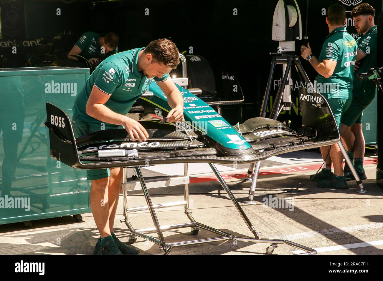 SPIELBERG, Austria. 30 giugno 2023. Aston Martin Formula 1 team, meccanica al lavoro, F1 al Red Bull Ring, Oesterreich Ring, Formula 1, Gran Premio D'AUSTRIA, Grosser Preis von OESTERREICH, GP d'Autriche, Motorsport, Formel1, immagine responsabile, Copyright © Udo STIEFEL/ATP Images (STIEFEL Udo/ATP/SPP) credito: SPP Sport Press Photo. /Alamy Live News Foto Stock