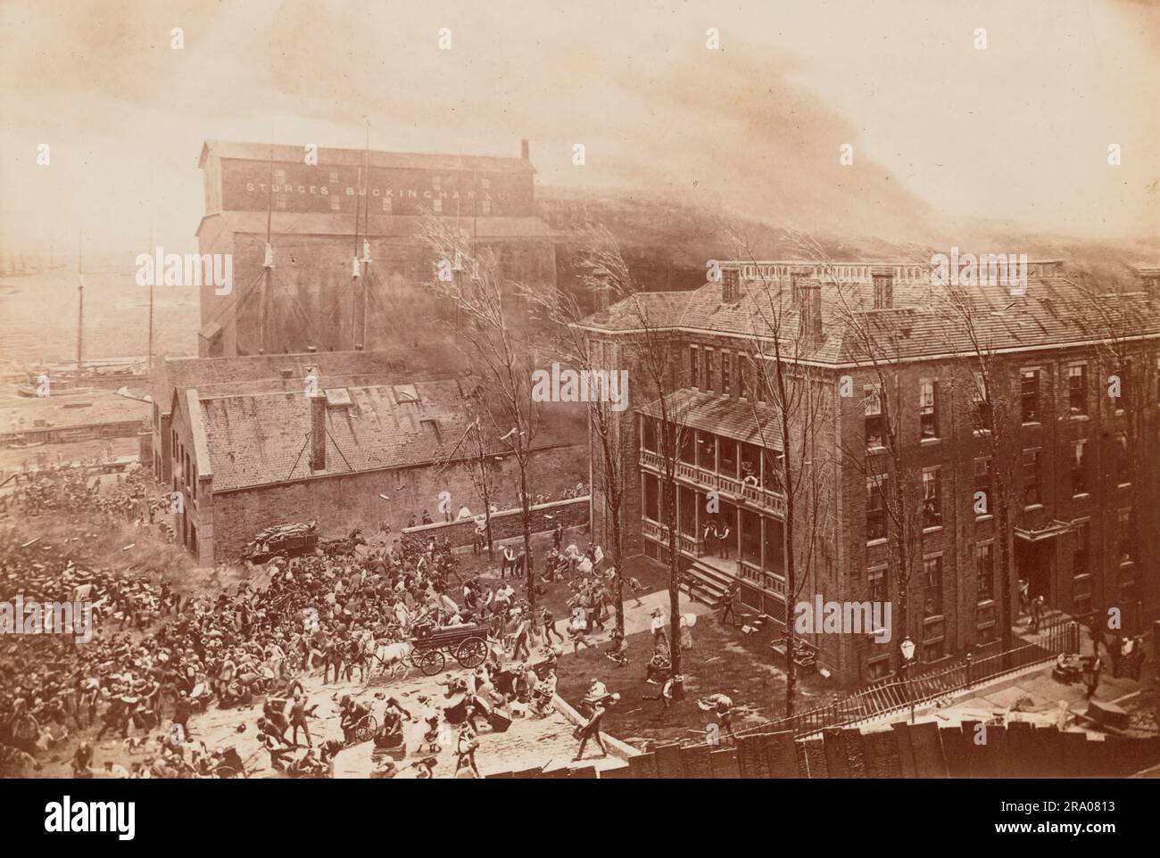 Il grande incendio di Chicago fu una conflagrazione che bruciò nella città americana di Chicago tra l'8 e il 10 ottobre 1871. L'incendio uccise circa 300 persone, distrusse circa 3,3 chilometri quadrati della città, comprese oltre 17.000 strutture, e lasciò più di 100.000 residenti senza tetto. L'incendio è iniziato in un quartiere a sud-ovest del centro della città. Un lungo periodo di condizioni calde, asciutte, ventose e la costruzione in legno prevalente in città, portò alla conflagrazione. L'incendio saltò il ramo sud del fiume Chicago e distrusse gran parte del centro di Chicago. Foto Stock