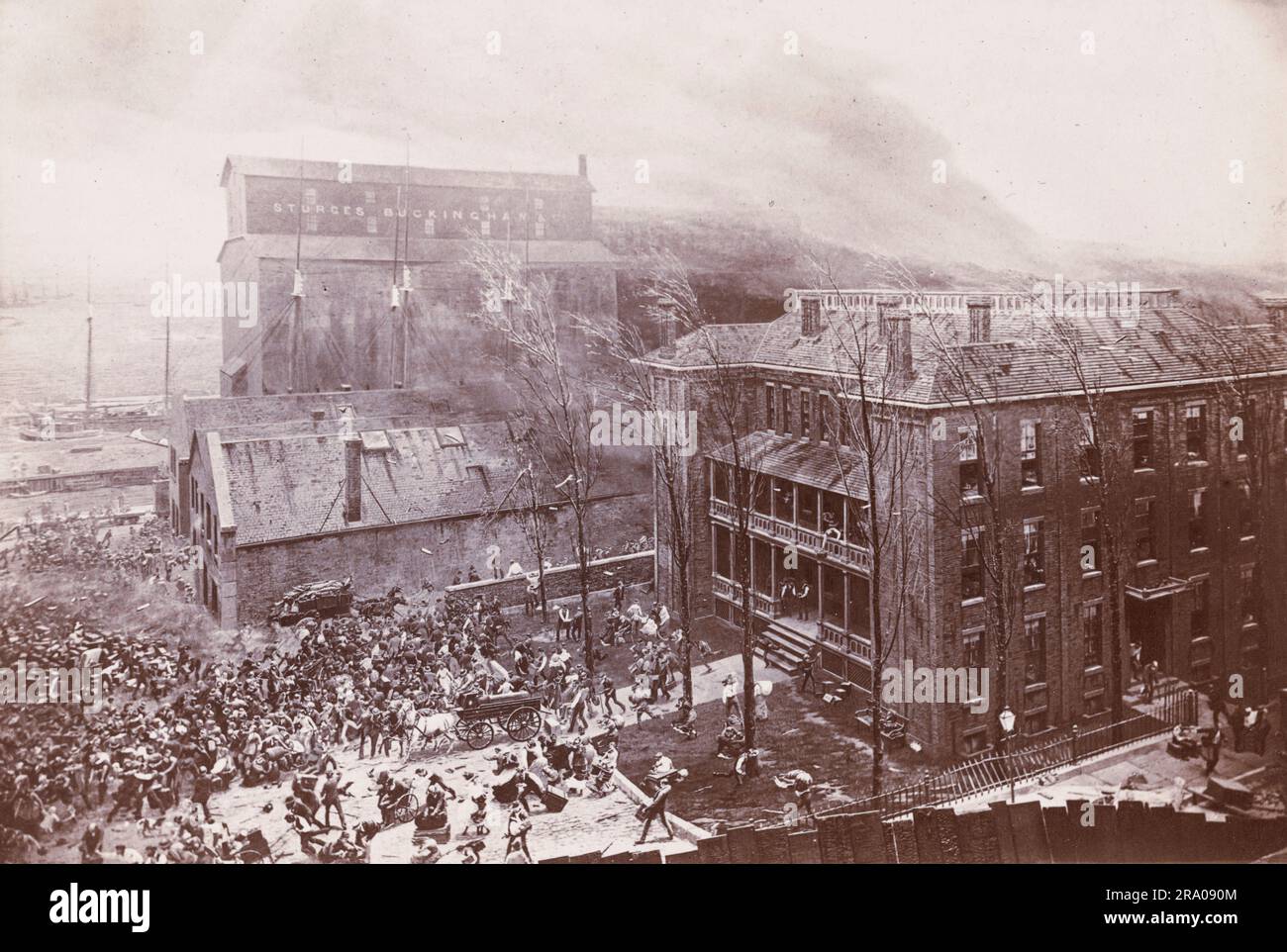 Il grande incendio di Chicago fu una conflagrazione che bruciò nella città americana di Chicago tra l'8 e il 10 ottobre 1871. L'incendio uccise circa 300 persone, distrusse circa 3,3 chilometri quadrati della città, comprese oltre 17.000 strutture, e lasciò più di 100.000 residenti senza tetto. L'incendio è iniziato in un quartiere a sud-ovest del centro della città. Un lungo periodo di condizioni calde, asciutte, ventose e la costruzione in legno prevalente in città, portò alla conflagrazione. L'incendio saltò il ramo sud del fiume Chicago e distrusse gran parte del centro di Chicago. Foto Stock