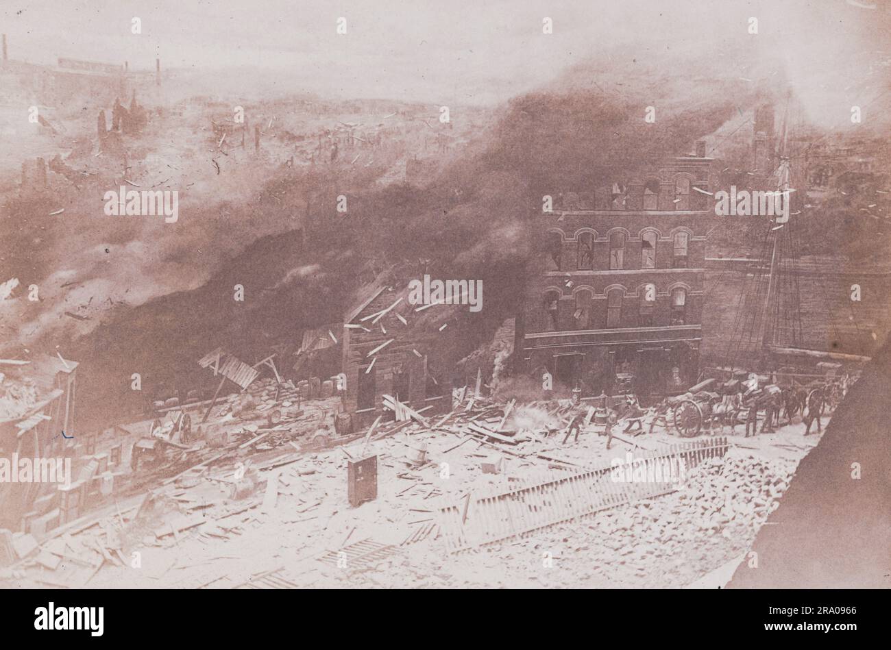 Il grande incendio di Chicago fu una conflagrazione che bruciò nella città americana di Chicago tra l'8 e il 10 ottobre 1871. L'incendio uccise circa 300 persone, distrusse circa 3,3 chilometri quadrati della città, comprese oltre 17.000 strutture, e lasciò più di 100.000 residenti senza tetto. L'incendio è iniziato in un quartiere a sud-ovest del centro della città. Un lungo periodo di condizioni calde, asciutte, ventose e la costruzione in legno prevalente in città, portò alla conflagrazione. L'incendio saltò il ramo sud del fiume Chicago e distrusse gran parte del centro di Chicago. Foto Stock