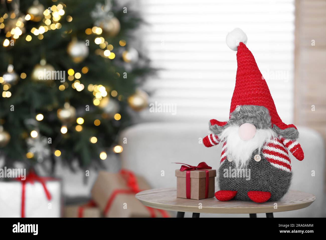 Grazioso gnomo scandinavo e confezione regalo di Natale in camera. Spazio per il testo Foto Stock