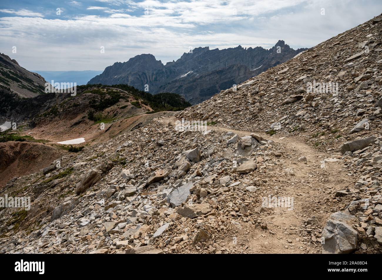Guardando indietro al Trail Bending intorno alla scogliera verso il Paintbrush Canyon nel Grand Teton National Park Foto Stock