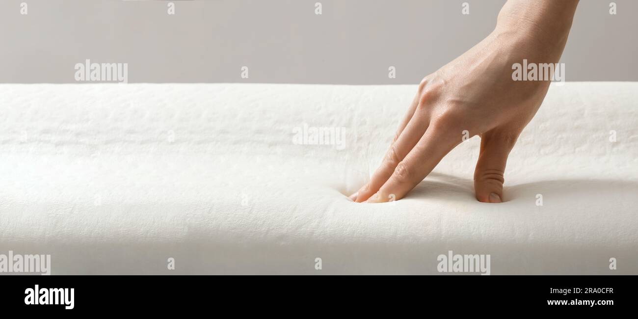Donna che tocca il cuscino in memory foam, primo piano. Design banner con spazio per il testo Foto Stock