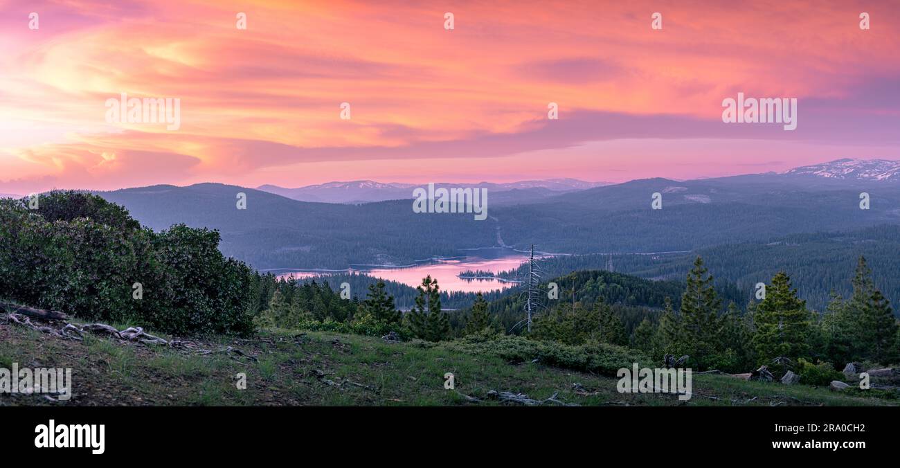 Ampio panorama del bacino idrico della Union Valley dalla cima del punto panoramico di Big Hill nella contea di El Dorado, California Foto Stock