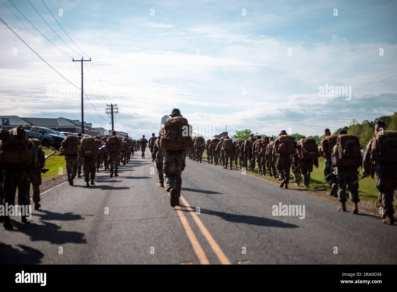 STATI UNITI Marines Hike durante il Warrant Officer Basic Course (WOBC) 1-23 presso la Basic School, Quantico, Virginia, 9 febbraio 2023. La WOBC è stata progettata per addestrare ed educare i nuovi ufficiali e gli ufficiali di mandato in una varietà di competenze richieste per la transizione da Marine arruolato ad ufficiale, con particolare attenzione ai doveri, alle responsabilità e alle abilità di combattimento di guerra richieste da un comandante di plotone di fucili. (STATI UNITI Foto del corpo dei Marines del Warrant Officer Akeel Austin) Foto Stock