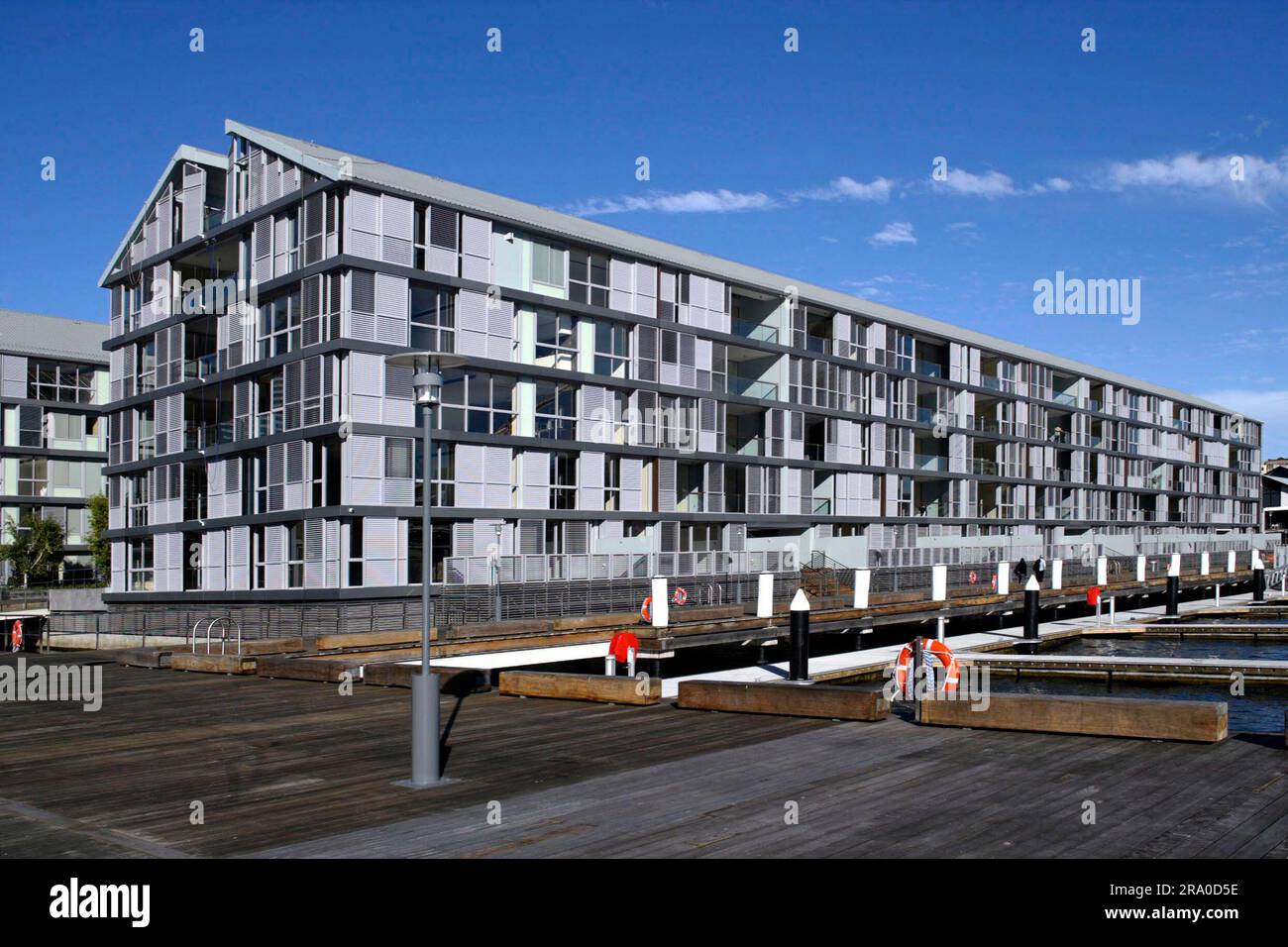 Wharf 8 e Wharf 9, situati sulla costa di Pyrmont Bay con Darling Harbour a est e Darling Island e Jones Bay a ovest. Precedentemente utilizzati per molti decenni come cantieri di carico, i moli sono stati trasformati di recente in un edificio residenziale contenente 104 appartamenti, 54 posti barca e una passerella pubblica. Sydney, Australia. 29 giugno 2008. Foto Stock