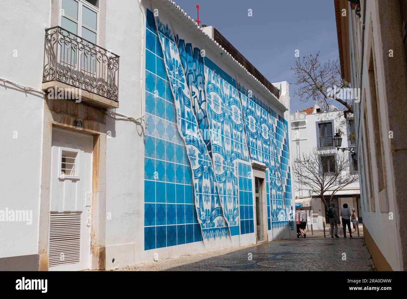 Murale con tradizionale motivo a piastrelle azulejos, artista Add Fuel, nel centro storico di Lagos, nel distretto di Faro, Algarve, Portogallo Foto Stock
