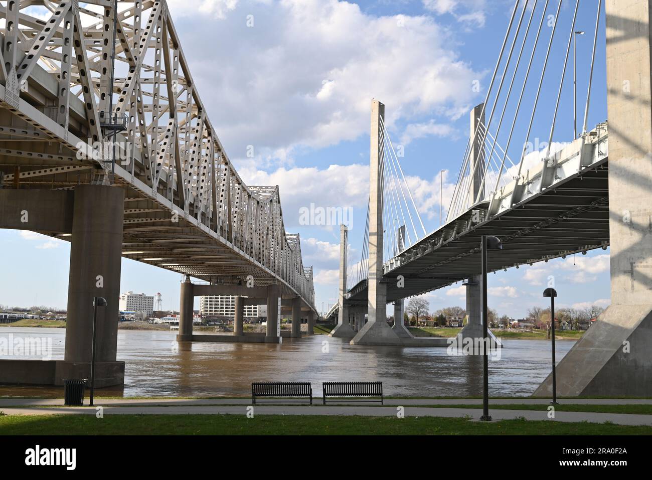 Foto simmetrica dal Waterfront Park in una splendida giornata estiva di sole, di due ponti che collegano Louisville, Kentucky e Jeffersonville, Indiana. Foto Stock