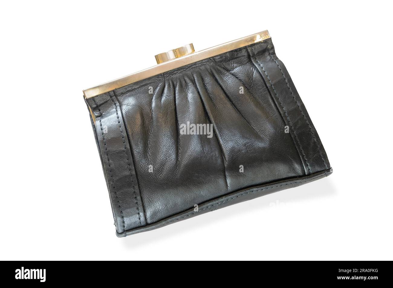 Un vecchio nero portafoglio in pelle su sfondo bianco Foto Stock