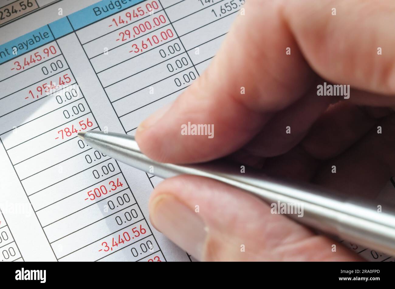 Modulo di contabilità con la penna, l'uomo d'affari dell'ufficio Foto Stock