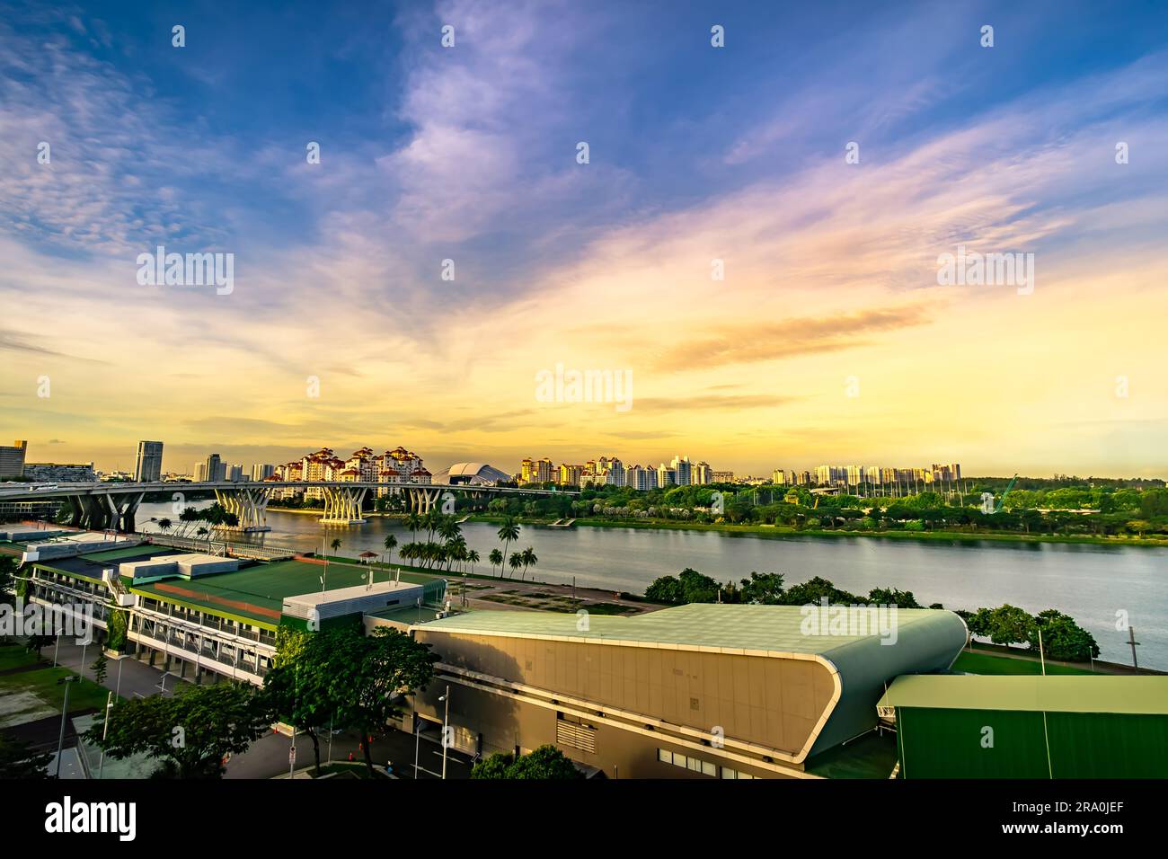 Vista aerea del tramonto sullo skyline di Singapore Marina Bay. Foto Stock