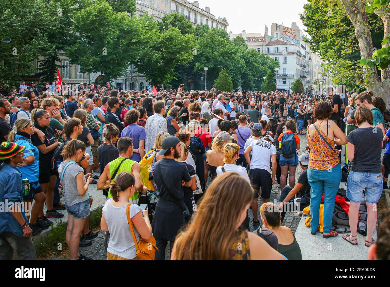 Marsiglia, Francia. 29 giugno 2023. I manifestanti si riuniscono di fronte alla prefettura di Bouches-du-Rhone per chiedere giustizia per Nahel. Il giovane Nahel, 17 anni, è stato ucciso martedì 27 giugno a Nanterre (Francia), nella Hauts-de-Seine, da un poliziotto che ha usato la sua arma dopo che si è rifiutato di conformarsi mentre guidava senza patente. Il caso ravviva il dibattito sulla violenza della polizia, diverse rivolte hanno avuto luogo in tutto il paese. L'agente di polizia è stato incriminato per "omicidio intenzionale" e messo sotto custodia della polizia. Credito: SOPA Images Limited/Alamy Live News Foto Stock