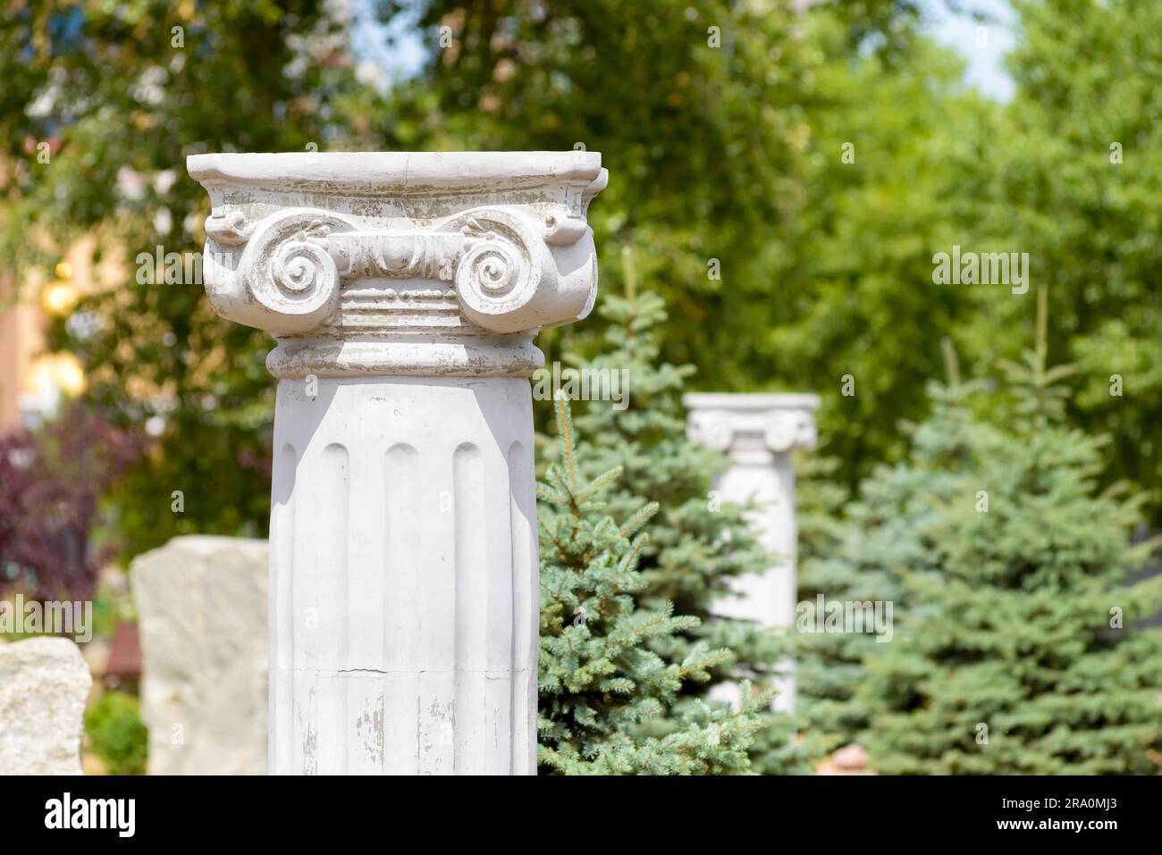 Il greco di colonne ioniche in un parco di Kiev, Ucraina Foto Stock
