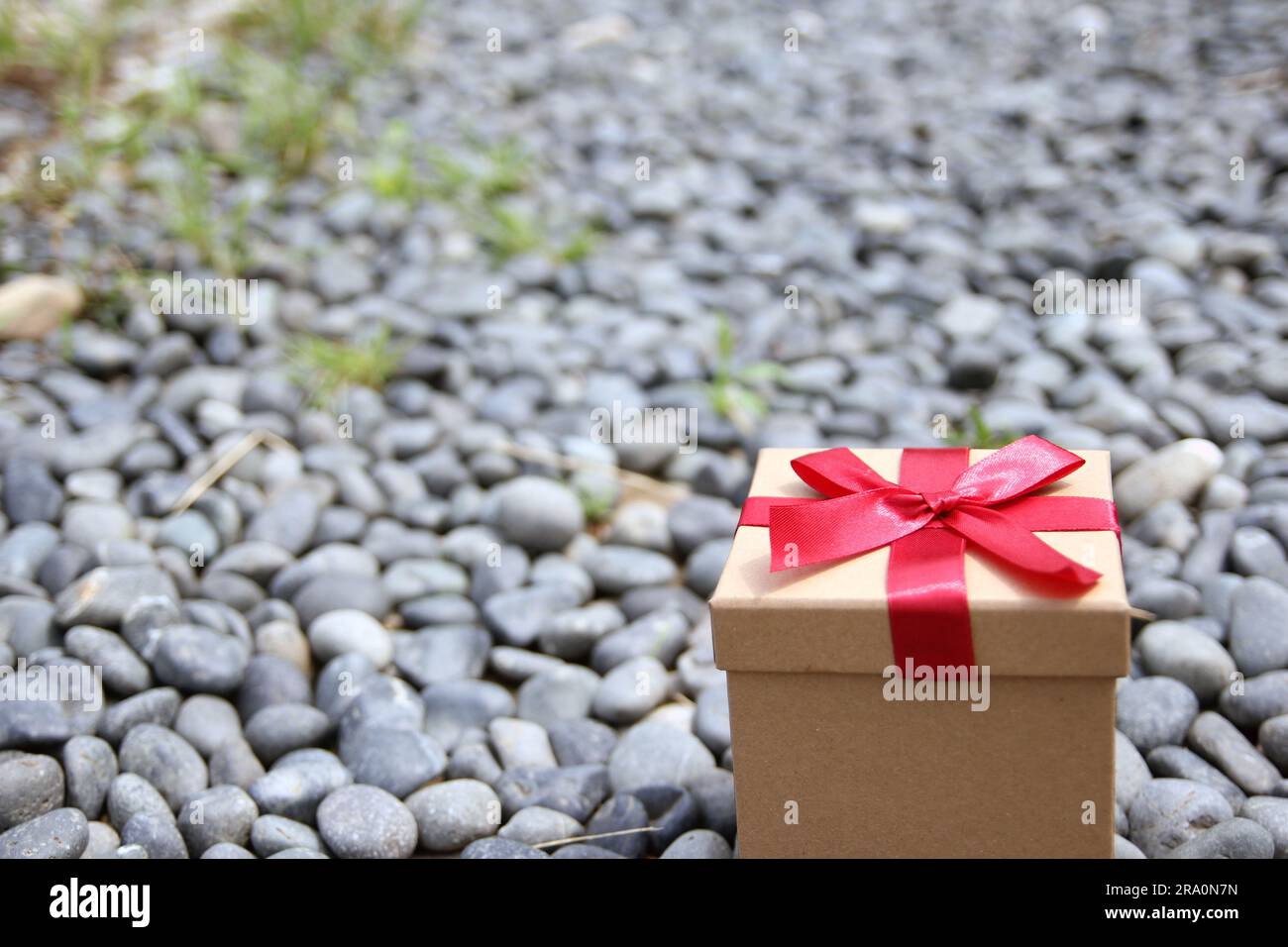 Confezione regalo su sfondo verde con regalo per Natale, Capodanno, san valentino o anniversario Foto Stock