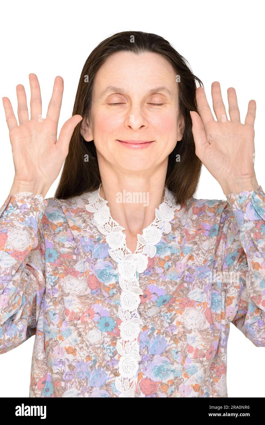 Donna sorridente con gli occhi chiusi e aprire le mani in alto mostra le palme vicino alla faccia di esprimere una mancanza di interesse Foto Stock