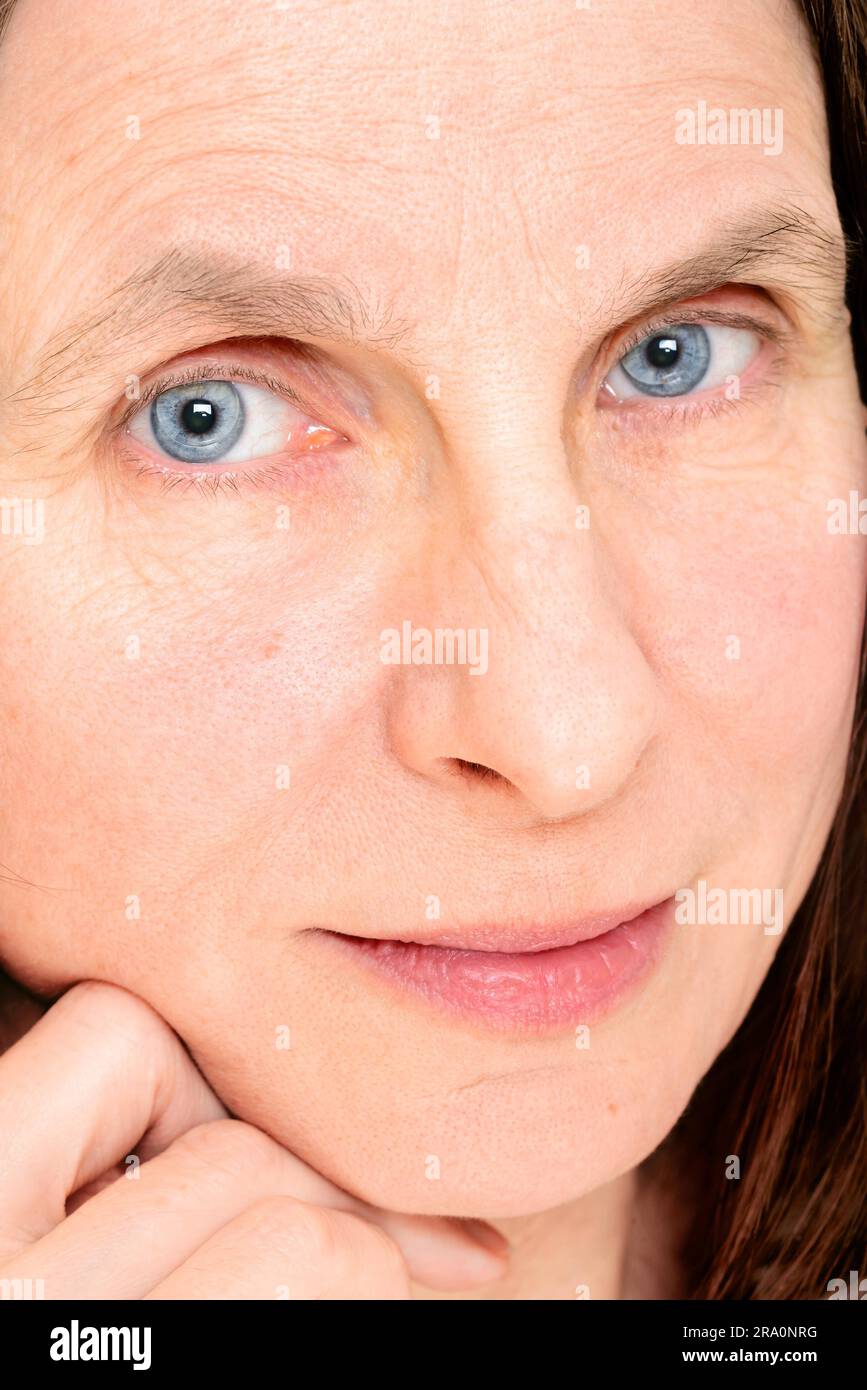 Primo piano della donna adulta faccia con le lenti a contatto morbide per gli occhi Foto Stock