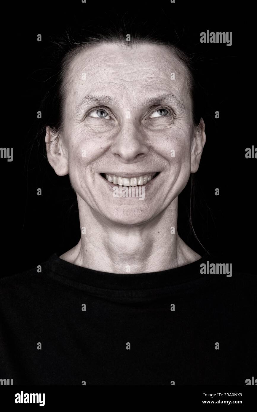 Ritratto di un attraente donna adulta cercando e sorridente Foto Stock