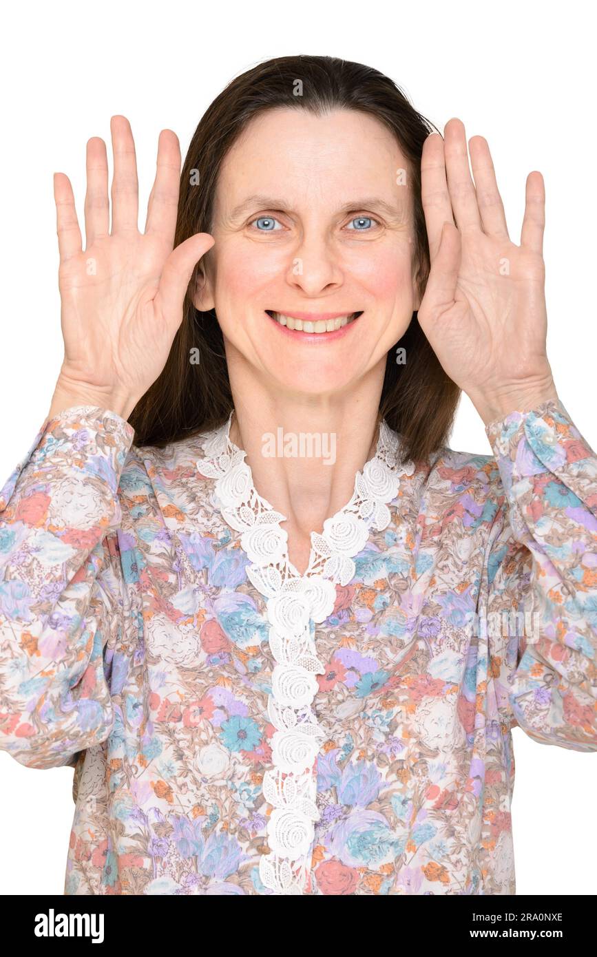 Donna sorridente con apri gli occhi blu e aprire le mani in alto mostra le palme vicino al viso Foto Stock