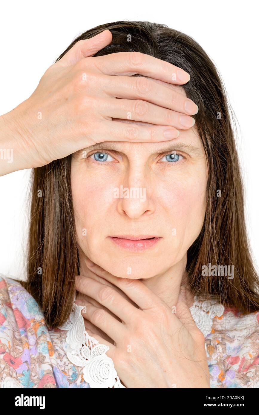 Ritratto di donna che soffre di mal di testa e laringite, probabilmente influenza o influenza. Tiene una mano sulla gola e un'altra sulla fronte Foto Stock