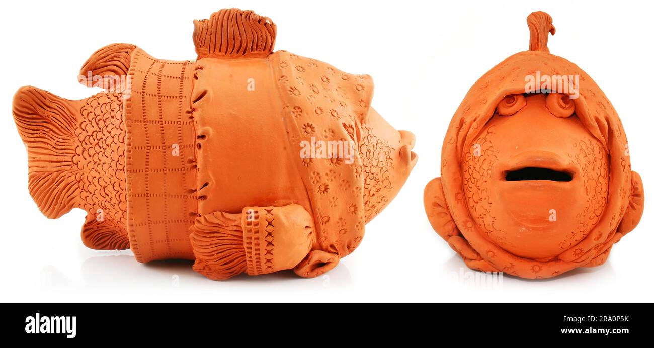 Statuetta di pesci di ceramica isolati Foto Stock